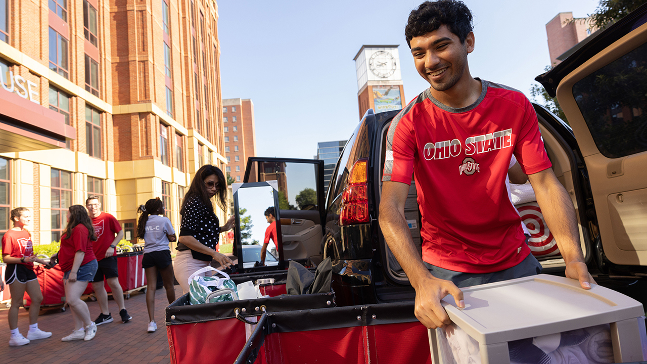 Students moving into dorms at Ohio State