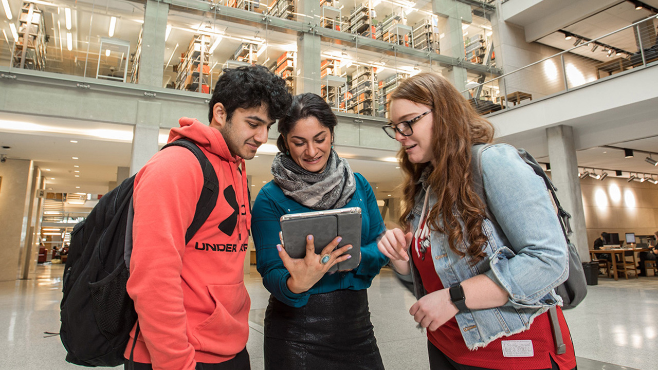 Students and Librarian in Thompson Library east atrium
