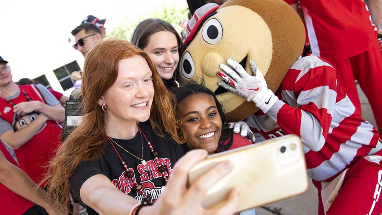 Students taking a selfie with Brutus